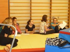 Les gymnastes qui attendent leur tour aux barres