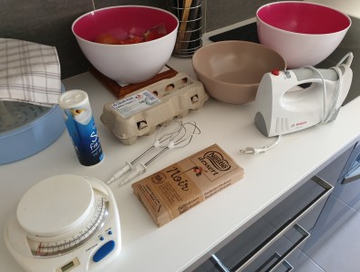 Mathis- ingrédients et ustensiles pour un gâteau au chocolat.jpg