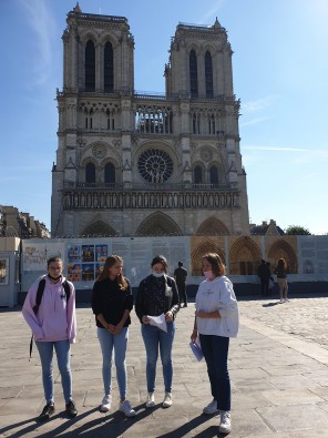 Sur le parvis de Notre Dame de Paris.jpg