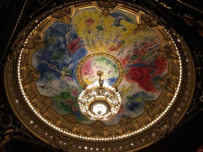 Lustre_et_plafond_de_Chagall.JPG