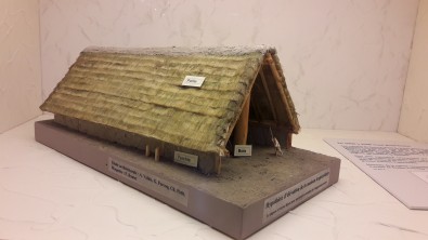 maquette de maison du néolithique.jpg