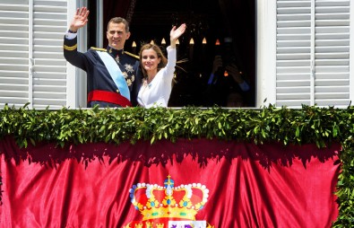 Le-roi-Felipe-VI-la-reine-Letizia-d-Espagne-saluent-la-foule-depuis-le-balcon-du-Palais-royal-a-Madrid-le-19-juin-2014_exact1024x768_l.jpg