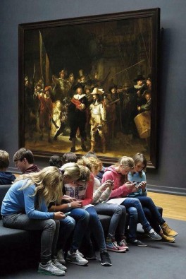 Adolescents_devant_La_ronde_de_nuit_de_Rembrandt.jpg