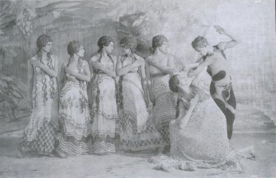 Nijinsky et six danseuses dans l'après midi d'un faune (1914 - Photo : Adolf de Meyer)