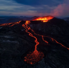 Volcan Mauna Loa en éruption.png