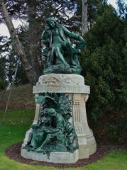 Statue représentant l'auteur BERNARDIN DE SAINT PIERRE et les personnages Paul et Virginie par Louis HOLWECK (1861-1935), Jardin des Plantes, Paris ; photo de Jebulon