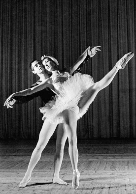 1960 Ballet Le Lac des cygnes - Jean-Paul Andreani et Claire Motte sur la scène de l'Opéra de Paris ; photo de Christjeudi10
