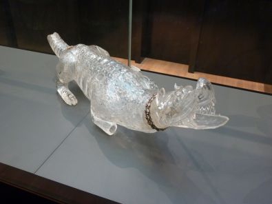 Un dragon de cristal. les ailes ont disparu. La forme de cette pièce de vaisselle fait référence aux pouvoirs qu l'on attribuait au cristal, il se briserait au contact d'un poison. Le plus puissant est le sang du dragon. Rijksmuseum, Amsterdam.