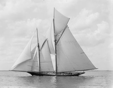 Le Yacht Volunteer du Général Charles Jackson Paine (Edward Burgess design, 1887), récemment converti en schooner.