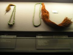 Colliers en perle de néphrite et poils de chauve souris