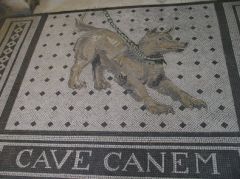 Cave canem : Attention au chien, à l'entrée de Pompejanum