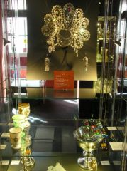 Bijoux et objets précieux au musée du verre