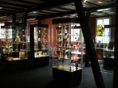 Vitrines dans le Musée du verre