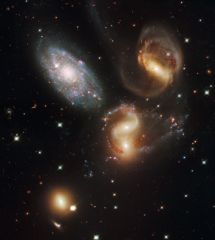 Les galaxies, photo montage de Skeeze sur Pixabay