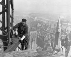 Photographie d'un vieil ouvrier travaillant sur la structure de l'Empire Ste Building de Lewis HINE, 1930, retouchée par Durova : http://en.wikipedia.org/wiki/File:Old_timer_structural_worker2.jpg