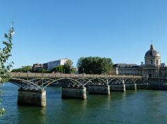 Le Pont des Arts, By Dinkum (Own work) [CC0], via Wikimedia Commons