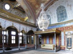 Intérieur du palais de Topkapi, salle impériale au palais avec sofa du Sultan ; photo de Gryffindor