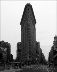 Le Flatiron, à l'angle de la 5e avenue t Broadway, photo de  Guillén Pérez sur Flicker ; https://www.flickr.com/photos/mossaiq/2883082826