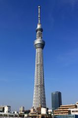 La tour Tokyo Skytree, par Kakidai — Travail personnel. Sous licence CC BY-SA 3.0 via Wikimedia Commons