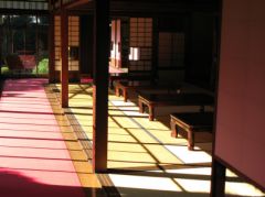 Intérieur traditionnel japonais, photo de Juuyoh TANAKA ; https://www.flickr.com/photos/tanaka_juuyoh/2092875176