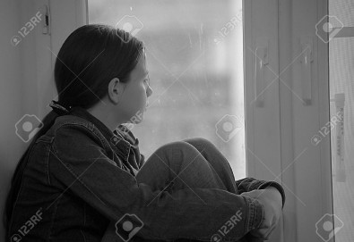 12443058-la-fille-triste-de-l-adolescent-à-la-maison-sur-un-rebord-de-fenêtre.jpg