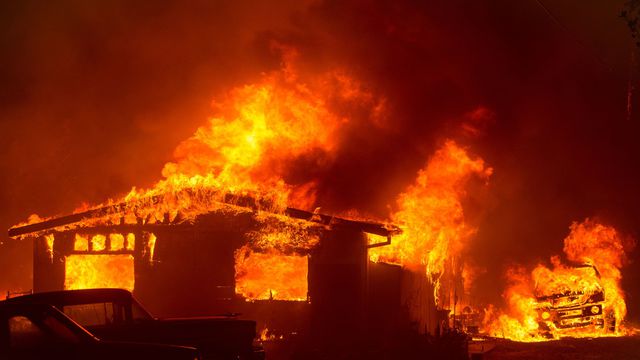 une-maison-et-un-vehicule-en-flammes-dans-une-zone-residentielle-d-oroville-le-8-juillet-2017-en-californie_5912840.jpg